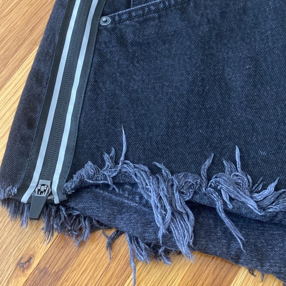 Carmar Women’s Black Denim Zip Front Skirt Size 26 - Picture 2 of 9